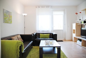 Huoneisto, 1 makuuhuone | Oleskelualue | 80–senttinen taulutelevisio, jossa satelliittikanavat