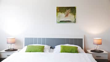 1 bedroom, free cots/infant beds, bed sheets