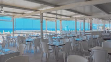 3 restaurants servant le déjeuner et le dîner, plats Cuisine locale