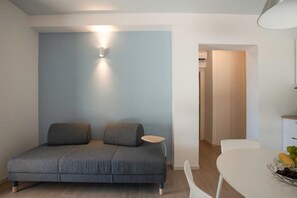 Suite familiar | Área de sala de estar | Televisión de pantalla plana 