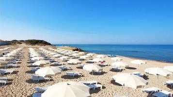 Plage privée à proximité, chaises longues, parasols