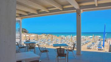 Plage privée à proximité, chaises longues, parasols