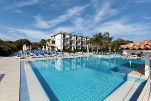 En säsongsöppen utomhuspool