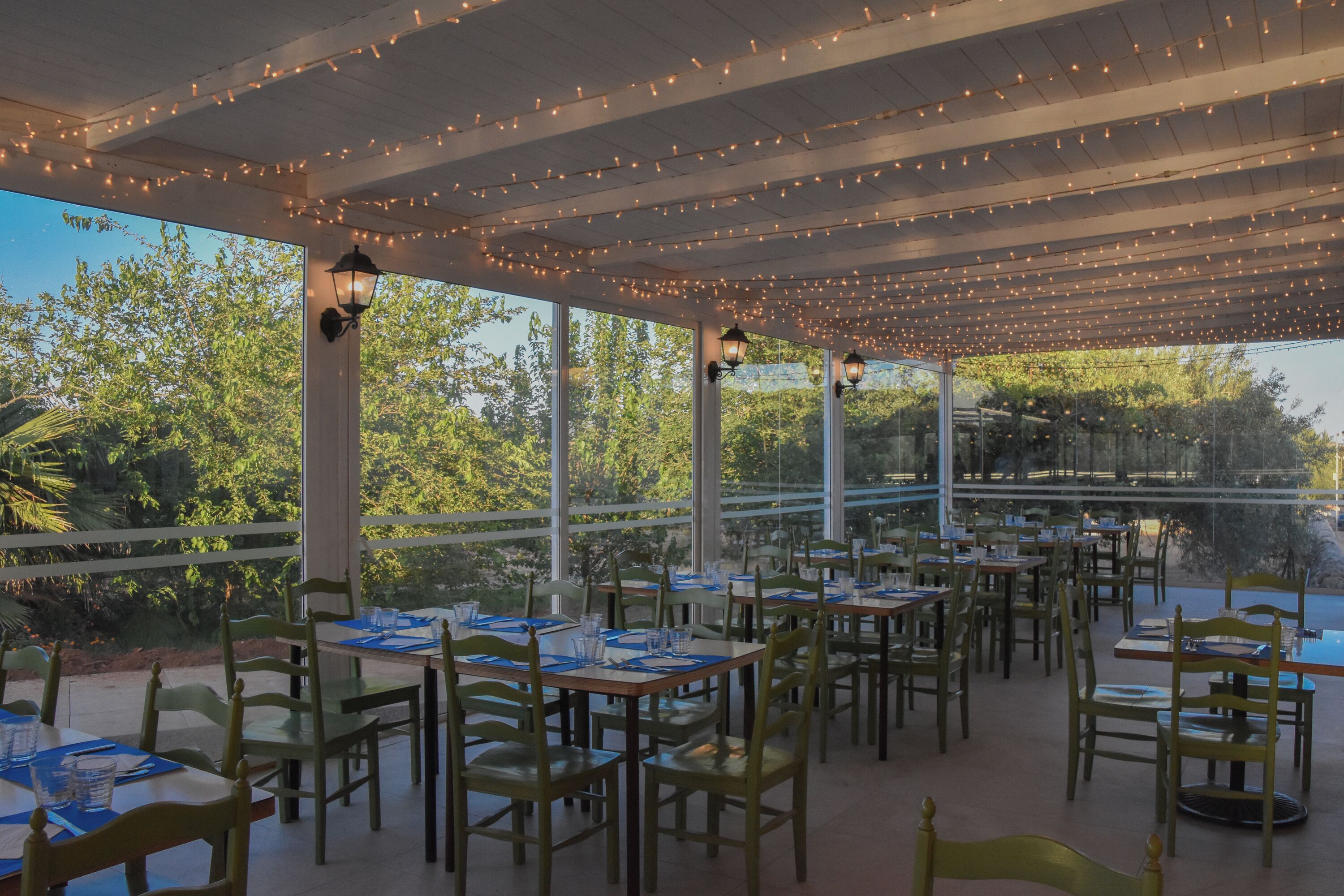 3 restaurants, lunch, dinner served; local cuisine 