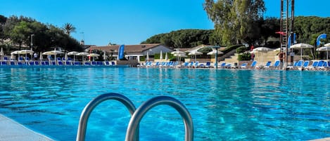 Piscine extérieure (ouverte en saison)