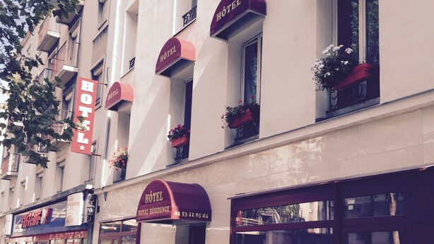 Une façade d’hôtel ornée de nombreux balcons, de grandes fenêtres et offrant une vue dégagée sur la rue.