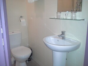 Bathroom sink - Hotel Royal Residence (Paris)