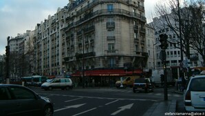 Un bâtiment historique à étages, doté de grandes fenêtres et de balcons.