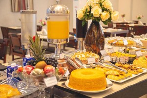 Café da manhã com buffet grátis todos os dias
