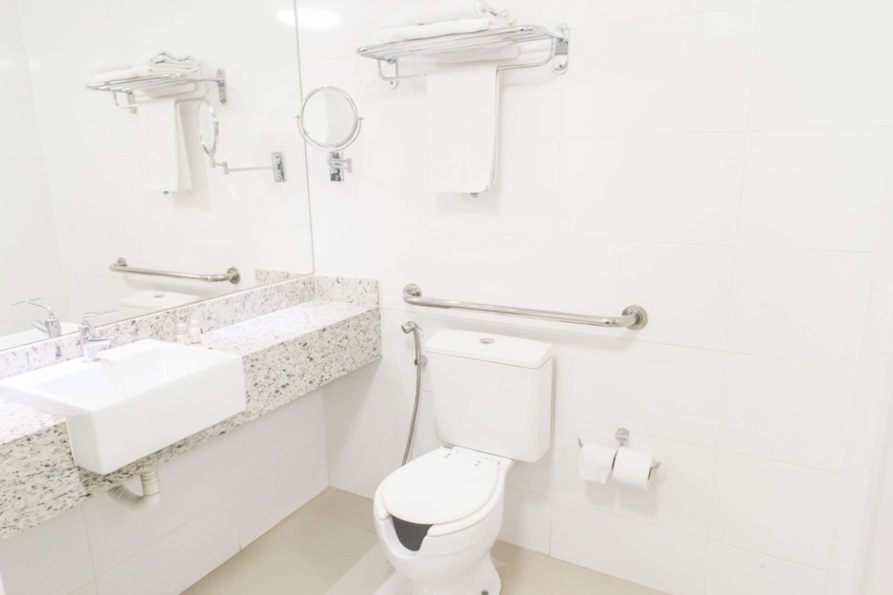 superior casal adaptado | bathroom | shower, free toiletries, hair dryer, towels