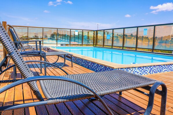 Outdoor pool, open 8 AM to 10 PM, pool loungers - Lagoon Prime Hotel (Lagoa Santa)