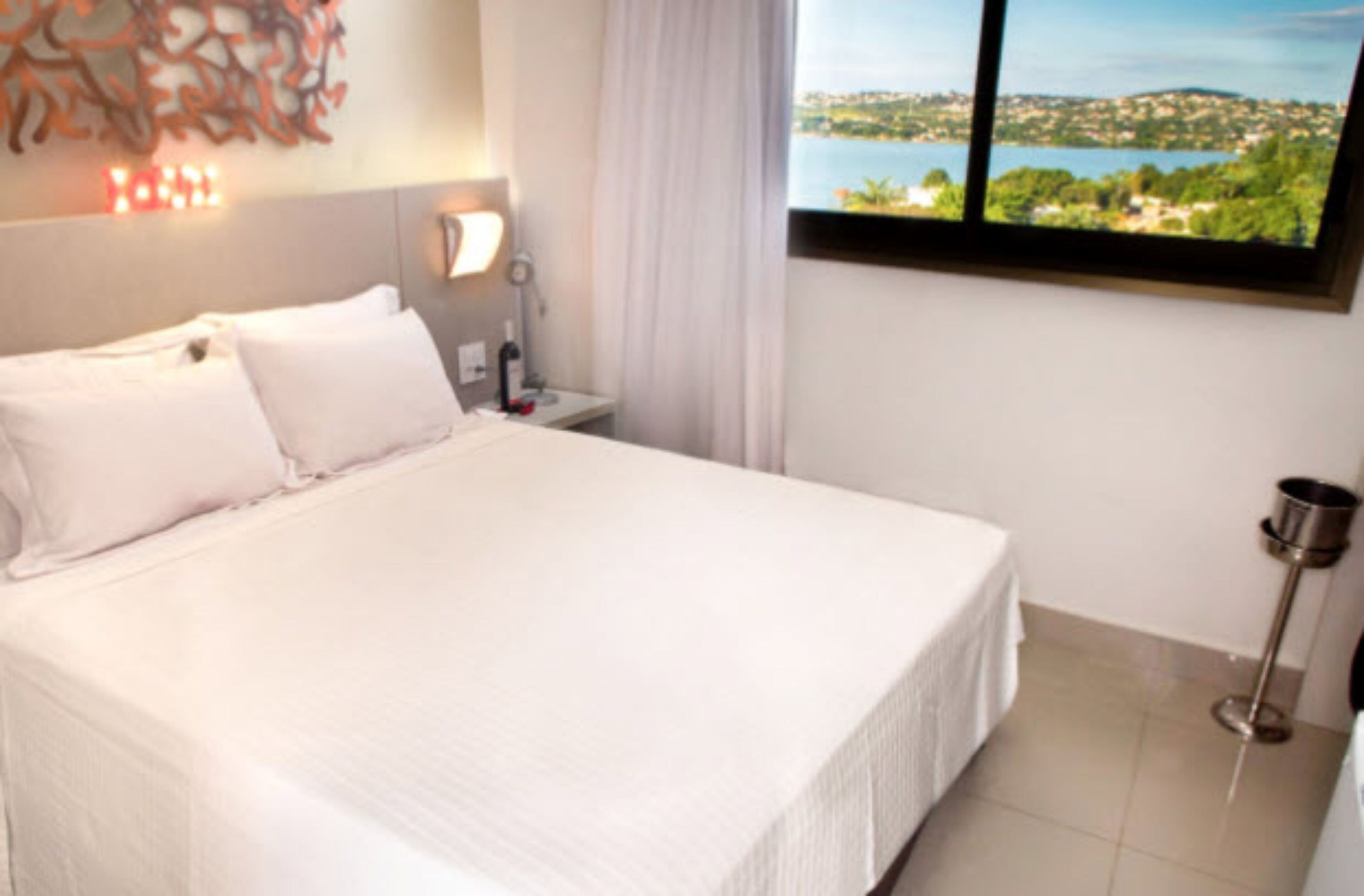 Luxo Vista Casal | Frigobar, cofres nos quartos, escrivaninha, Wi-Fi de cortesia