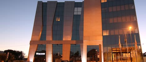 Un bâtiment moderne doté d’une façade en verre et d’une entrée imposante.