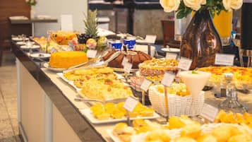 Café da manhã com buffet grátis todos os dias