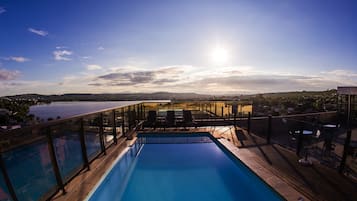 Piscina externa, funciona das 8h às 22h, espreguiçadeiras