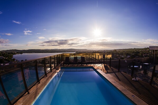 Außenpool, geöffnet von 08:00 Uhr bis 22:00 Uhr, Liegestühle