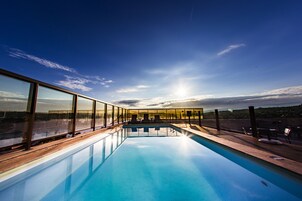 Piscina externa, funciona das 8h às 22h, espreguiçadeiras