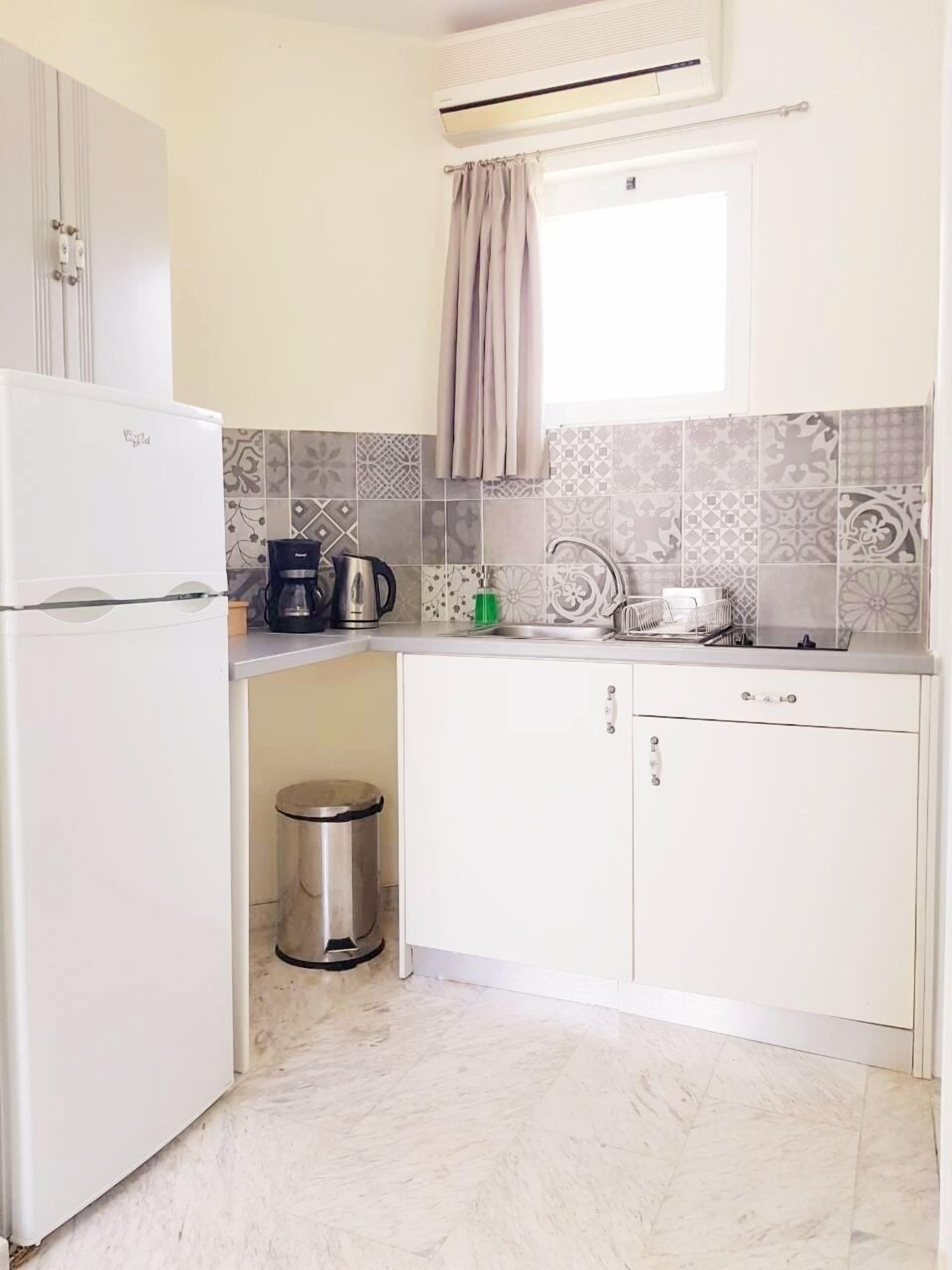 apartment, partial sea view | private kitchen | fridge, stovetop, coffee/tea maker, electric kettle