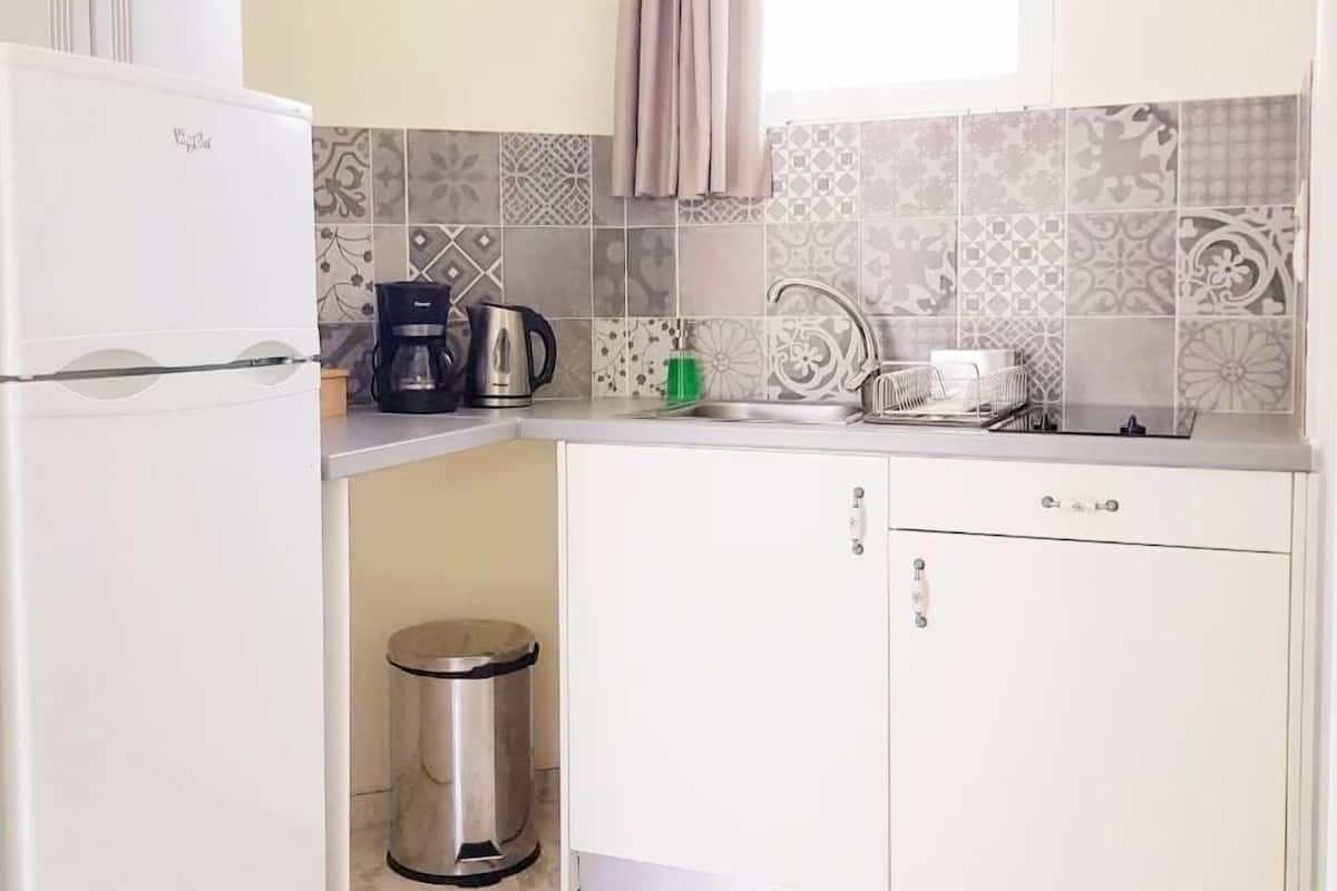 apartment, partial sea view | private kitchen | fridge, stovetop, coffee/tea maker, electric kettle