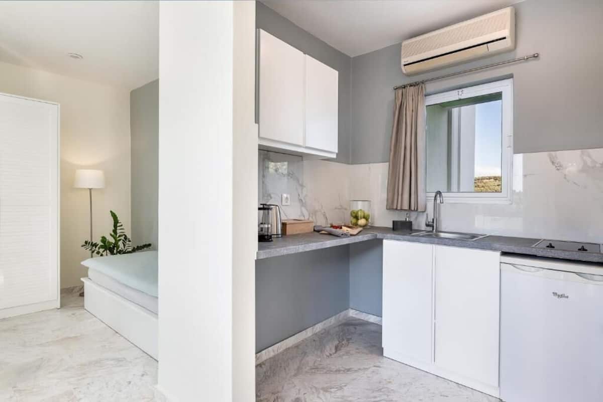 fridge, stovetop, coffee/tea maker, electric kettle