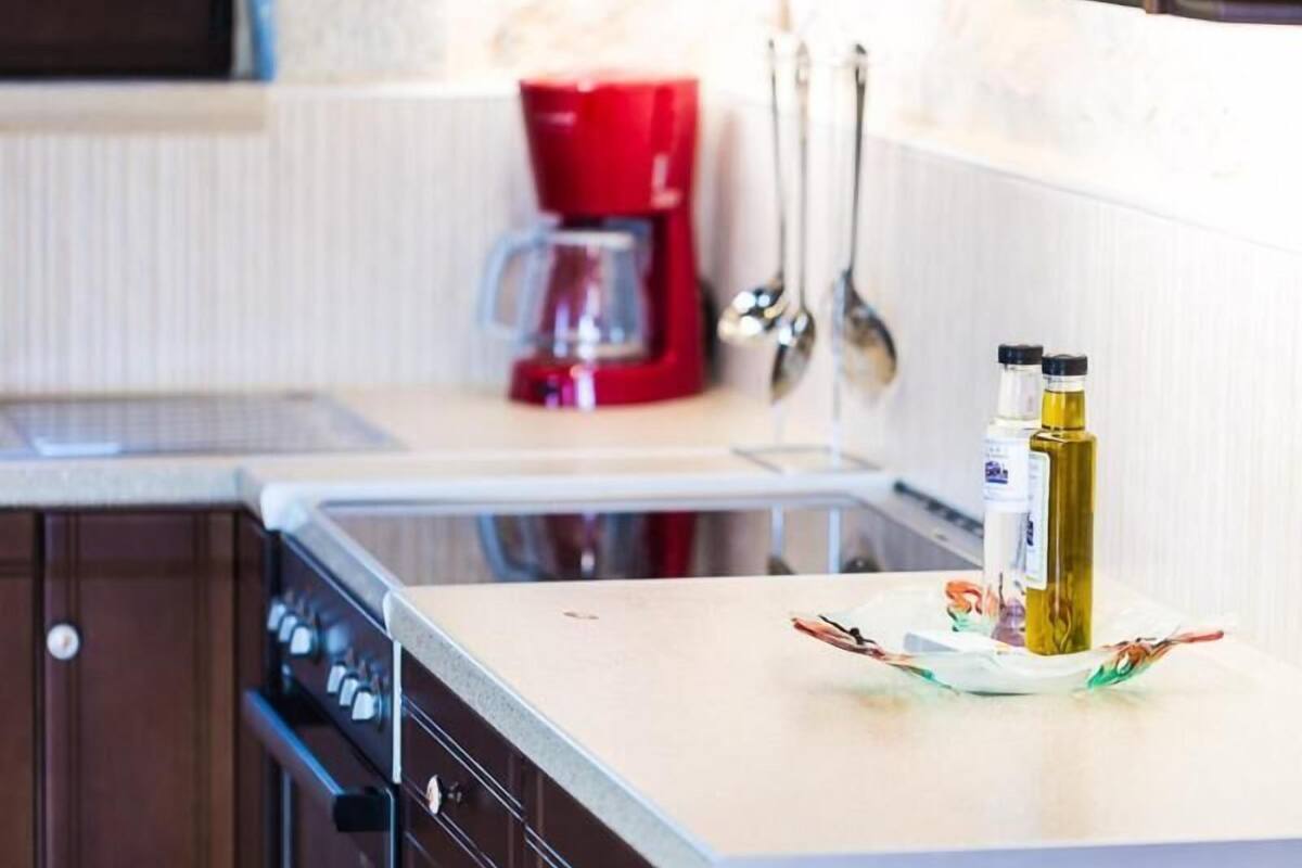 fridge, stovetop, coffee/tea maker, electric kettle