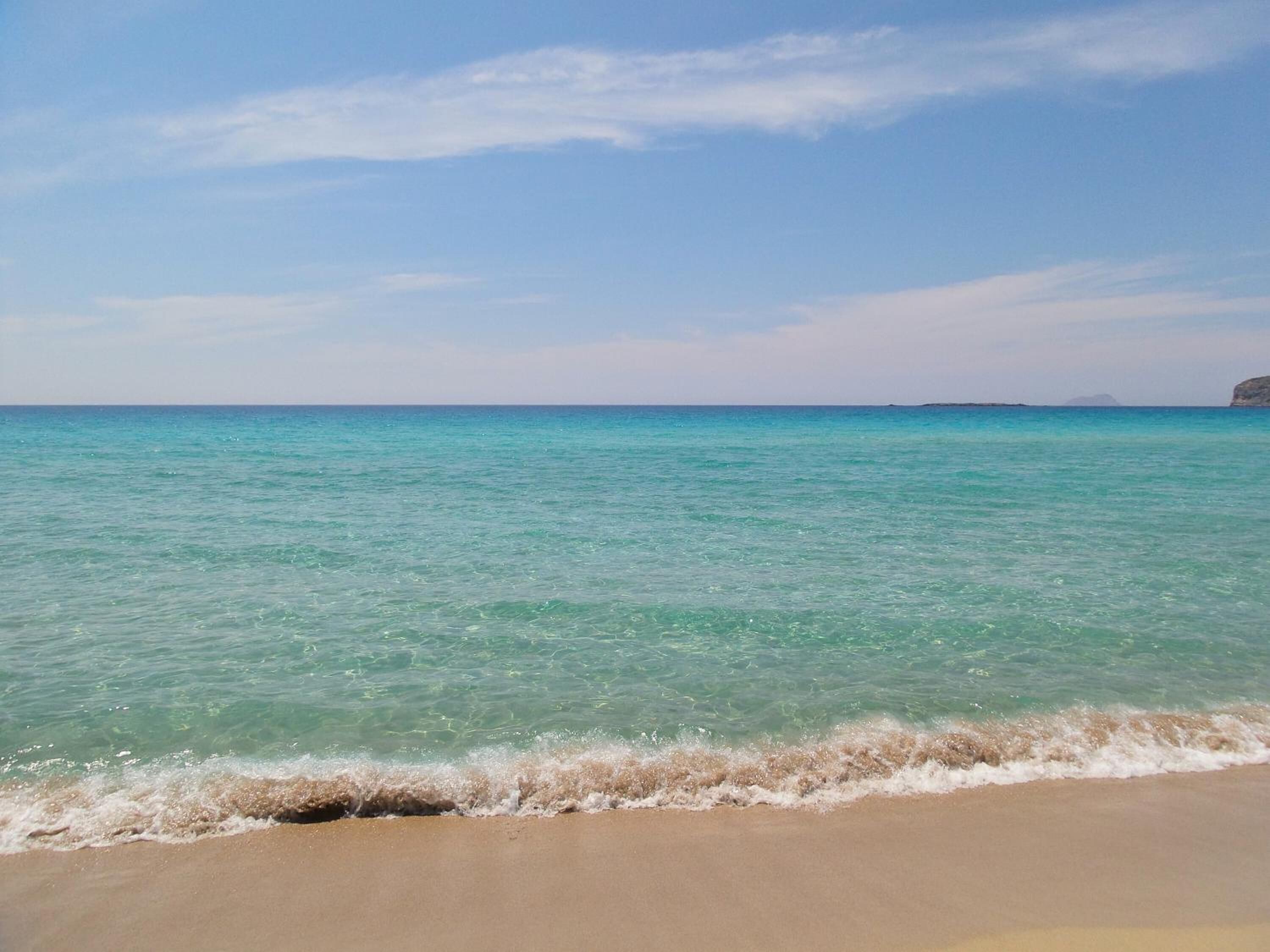 Una spiaggia nelle vicinanze, lettini da mare, ombrelloni