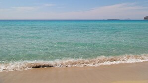 A beach with clear turquoise water and a sandy shore. - Aqua Marine (Kissamos)