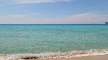 Plage à proximité, chaise longue, parasol