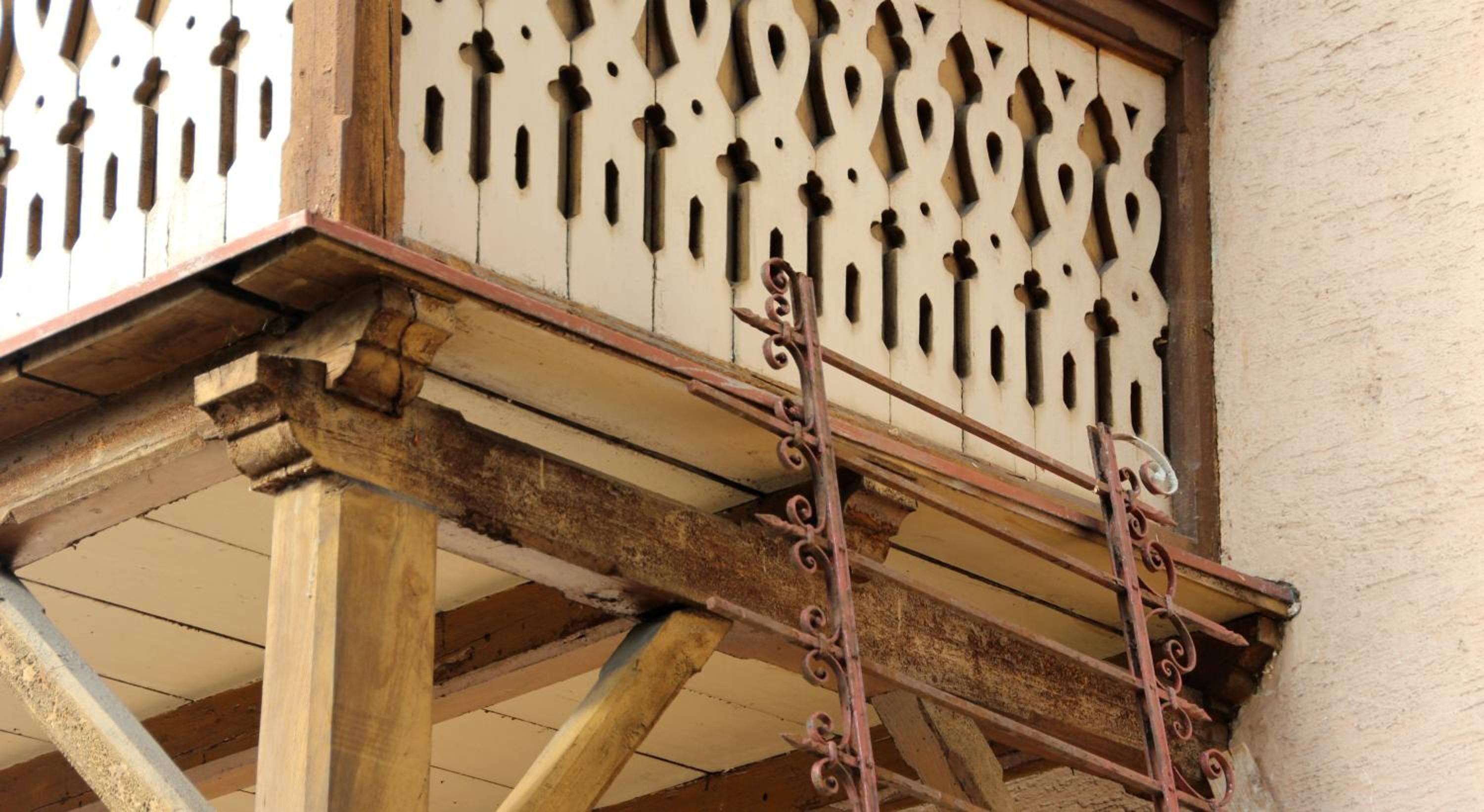 individually decorated, individually furnished, laptop workspace