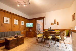 Departamento básico, 1 habitación, balcón, vista al patio (Fettnäpfchen) | Cocina privada | Refrigerador, microondas, cafetera y tetera y tetera eléctrica 