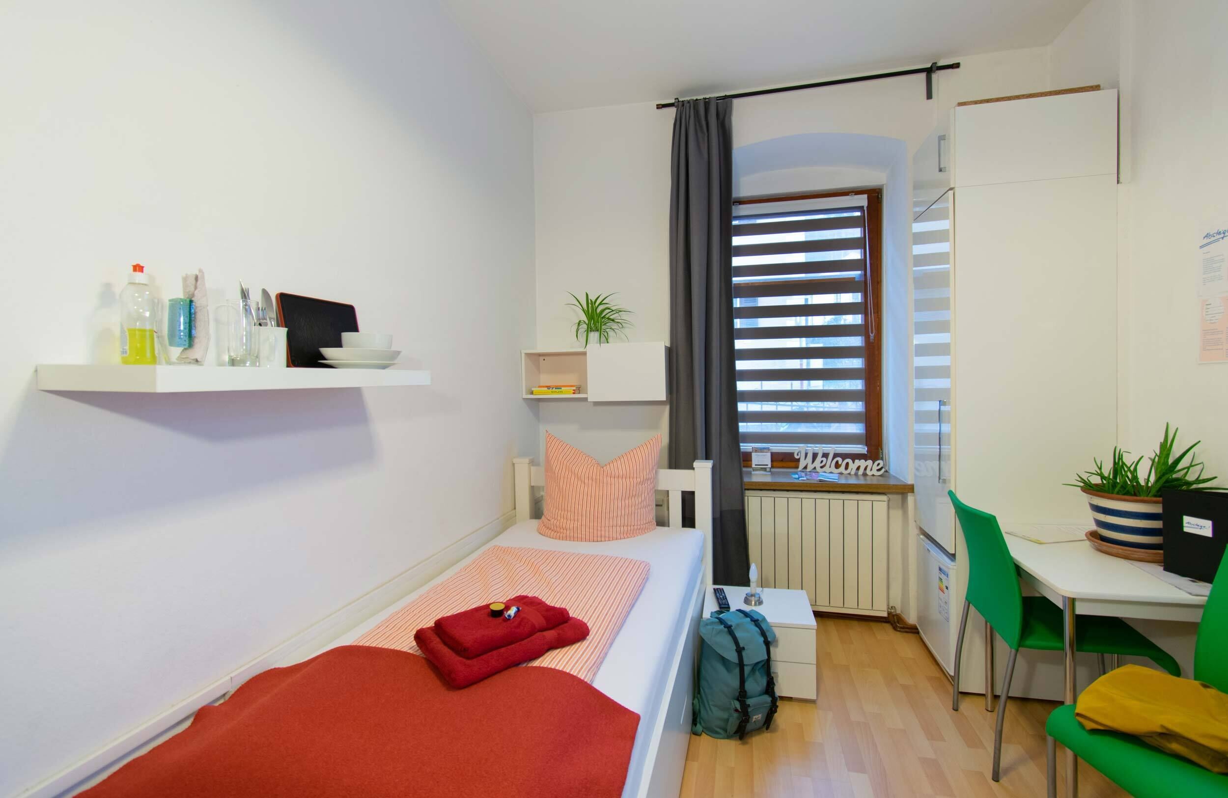 single room "schnapsidee" (shower in room, toilet in hallway) | individually decorated, individually furnished, laptop workspace