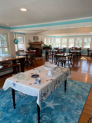 Free daily full breakfast  - The Tern Inn Bed & Breakfast and Cottages (West Harwich)