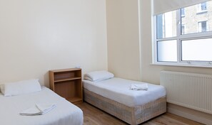 Een kluis op de kamer, een strijkplank/strijkijzer, gratis wifi