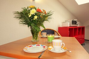 Suite, dapur kecil, pemandangan danau | Makan di kamar