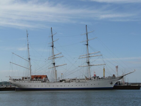 A large sailing ship docked at a pier. - Hotel Seeblick (Klausdorf)