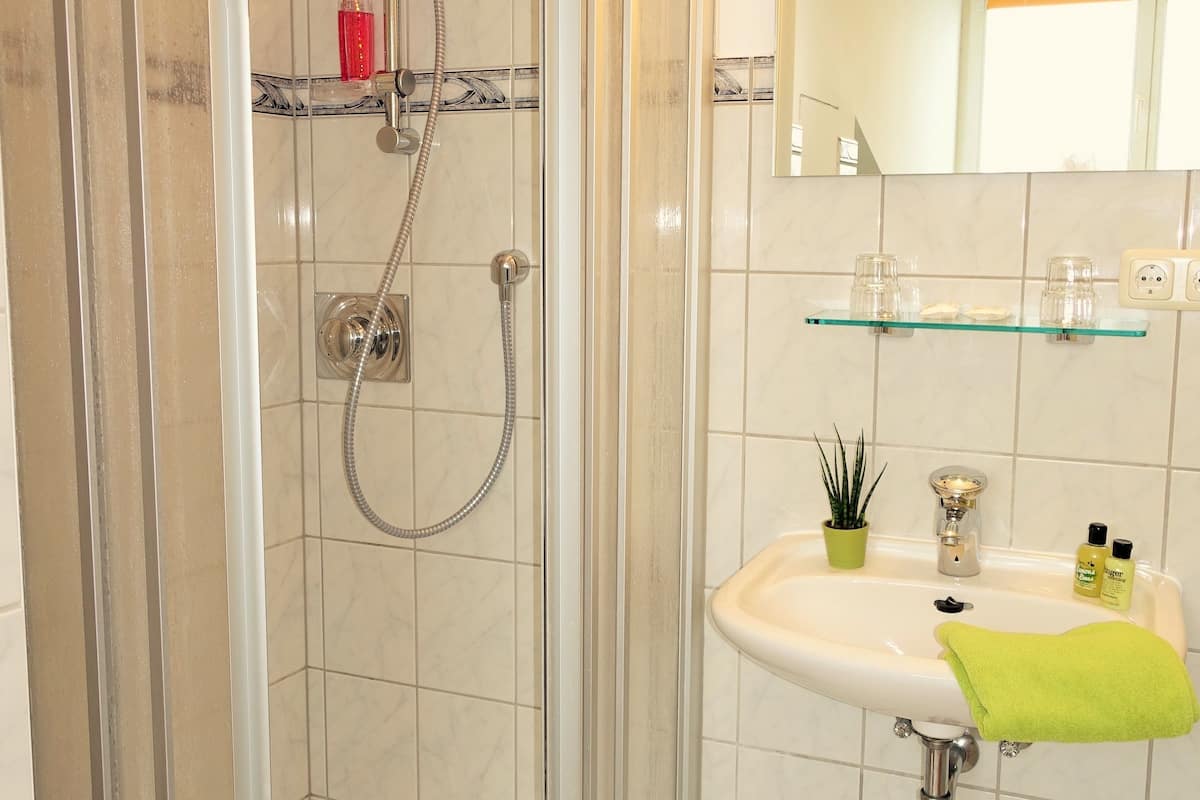 suite, kitchenette, lake view | bathroom | shower, free toiletries, hair dryer, towels