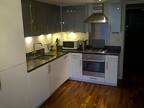 Fridge, microwave, dishwasher, cookware/dishes/utensils - Access Camden (London)