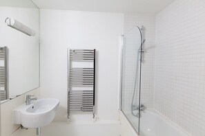Combined shower/tub, towels - Access Camden (London)