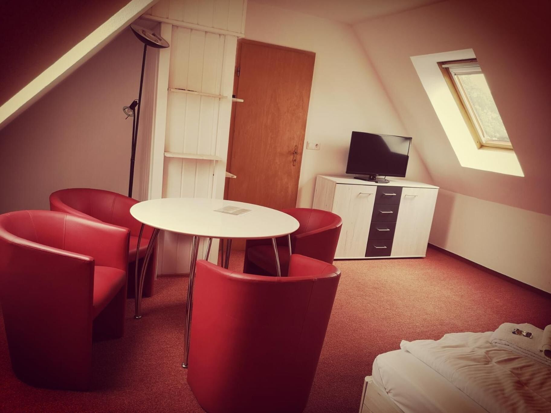 desk, free cots/infant beds, rollaway beds, free wifi