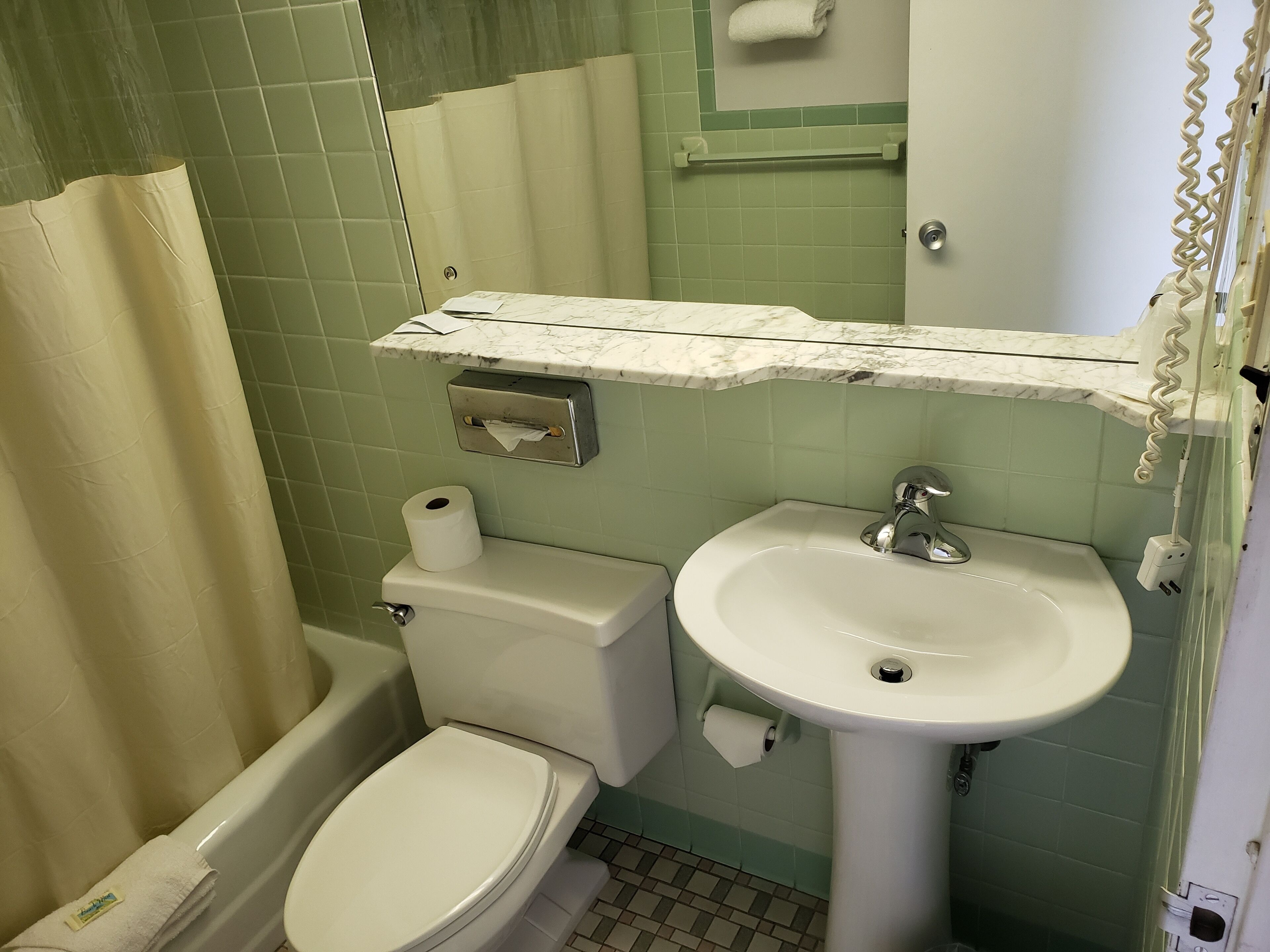 Un baño con inodoro, lavamanos y bañera.