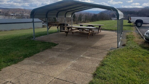 A covered picnic area with picnic tables and a shelter. - Huntingdon Motor Inn (Huntingdon)