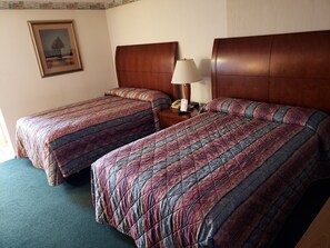 Quarto standard, 2 camas de casal | Escrivaninha, espaço de trabalho para notebook