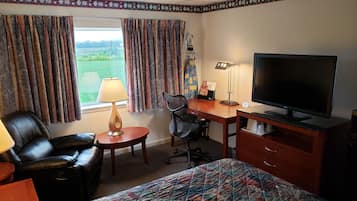 Business Room, 1 King Bed | Desk, laptop workspace, iron/ironing board, free WiFi