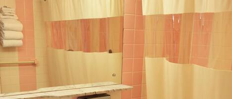 Un bagno con WC, lavandino e vasca da bagno.