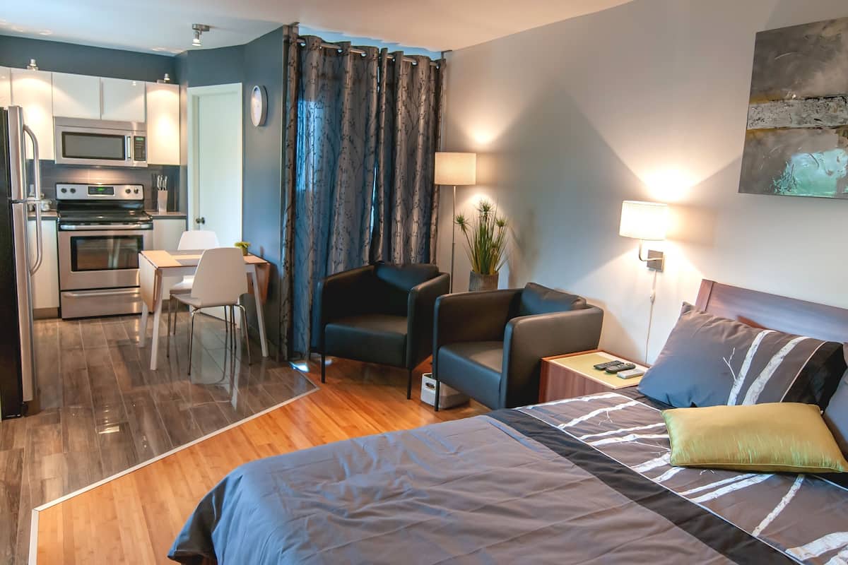 Estudio, 1 cama Queen size | Escritorio, insonorización, tabla de planchar con plancha y cunas