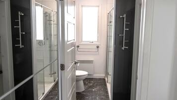 City Studio, 1 Queen Bed | Bathroom