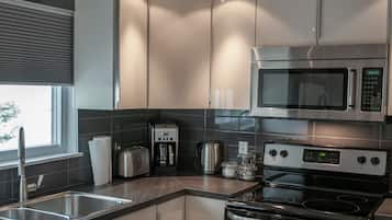 Studio, 1 Queen Bed | Shared kitchen | Full-size fridge, microwave, stovetop, coffee/tea maker