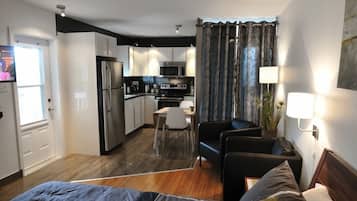 Studio, 1 Queen Bed | Desk, soundproofing, iron/ironing board, cribs/infant beds