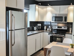 Studio, 1 Queen Bed | Shared kitchen | Full-sized fridge, microwave, stovetop, coffee/tea maker - Résidence Touristique Chicoutimi (Saguenay)