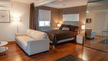 Loft, 1 cama Queen size | Escritorio, insonorización, tabla de planchar con plancha y cunas